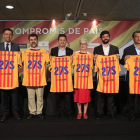 De izquierda a derecha, Agustí Benedito, Josep Maria Bartomeu, Jordi Sánchez (Assemblea Nacional Catalana), Xavier Vinyals (Plataforma Proseleccions Esportives Catalanes), Muriel Casals (Òmnium Cultural), Gerard Esteva (Unió de Federacions Esportives de C-Foto: FERRAN NADEU