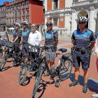 Julia González, Luis Vélez  y Pedro Herrero junto con los agentes municipales del proyecto ‘Policía en Bicicleta’.-ICAL