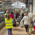 Varios pasajeros se disponen a tomar el tren en la estación Campo Grande de Valladolid.-ALBERTO MINGUEZA