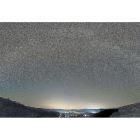 Vista de la Vía Láctea desde Hoyos del Espino. Abajo, otra panorámica de la bóveda celeste desde Gredos.-L.P.