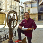 David, envuelto en la arquitectura tradicional serrana en la plaza donde está el restaurante Margó, en Sequeros.-ARGICOMUNICACIÓN