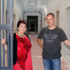 La alcaldesa de Segovia, Clara Luquero, y el director artístico de la asociación Microteatro por Dinero y creador de este formato, Miguel Alcantud, presentan el nuevo ciclo en una galería de la antigua prisión de la ciudad-Ical