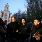 El secretario de Podemos en Castilla y León, Pablo Fernández; Juan Manuel del Olmo y el ex dirigente de Podemos, Juan Carlos Monedero, en el barrio de la Pilarica de Valladolid-Ical