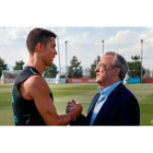 Florentino Pérez saluda a Cristiano Ronaldo-REAL MADRID