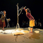 Momento de la actuación de las componentes de Teatro Silfo durante la obra ‘La luna en el jardín’-EL MUNDO