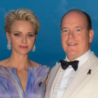 Alberto de Mónaco y su esposa, la princesa Charlène, posan en la 68º edición del baile de la Cruz Roja en Montecarlo.-GTRES