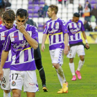 Los jugadores del Valladolid se marchan cabizbajos al vestuario tras la derrota encajada-J. M. LOSTAU