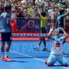 Mati Díaz, arrodillado festeja el triunfo ante la mirada cómplice de su compañero Ale Galán.-MONTSE ÁLVAREZ
