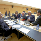 Herrera atiende a Fernández (Podemos), Martín (PSOE) y Delgado (Ciudadanos) al terminar la comparecencia..-ICAL