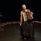 Ester Bellver, rodeada de perchas, en una imagen de ‘Réquiem’.-E.B.