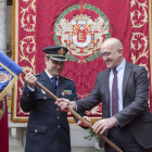 El presidente de la Diputación de Valladolid Jesús Julio Carnero, entrega el Guión de la provincia al comisario jefe de la Jefatura Provincial de Policía, Francisco Gómez Canedo.-ICAL
