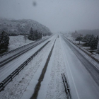 La autovía A6 cortada por el temporal de nieve a su paso por la localidad de Bembibre (León)-ICAL