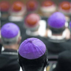 Obispos y cardenales, en el sínodo de la familia, en el Vaticano.-Foto:  AP / GREGORIO BORGIA