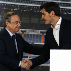 El presidente del Madrid despide oficialmente al capitán y& "mejor portero de la historia del club".-Foto: DAVID CASTRO
