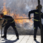 Grupo de bomberos de Valladolid durante una intervención. MIGUEL ÁNGEL SANTOS / PHOTOGENIC.