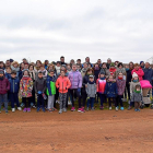 Foto de familia de los participantes en la ‘Marcha de los buenos deseos’ que recorrieron uno de los senderos de la Ruta del Vino de Rueda.-AYTO. RUEDA