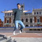 Aunque por estatura no lo parece, 192 centímetros contra 165, es el sobrino del exfutbolista del Real Valladolid Víctor Fernández.-PABLO REQUEJO