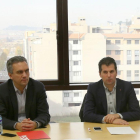 El portavoz del Grupo Socialista de las Cortes y secretario autonómico del PSOE, Luis Tudanca, y el secretario provincial, Javier Izquierdo, se reúnen con el comité de empresa de Macrolibro.-ICAL