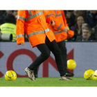 Empleados del Barça retiran los balones amarillos lanzados por un sector del público.-JORDI COTRINA