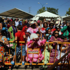 Asistentes vestidos con trajes regionales en la inauguración de la Feria de Folklore y Gastronomía.-ICAL