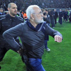 El presidente del PAOK griego invade el terreno de juego portando una pistola en su cintura.-INTIME (REUTERS)