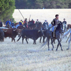 Los caballistas charlan mientras la manada recorre apaciblemente el itinerario campero, ayer en el primer encierro de Medina.-JACI NAVAS