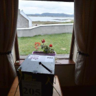 Urna electoral en la isla irlandesa de Gola con motivo de los comicios europeos.-CHARLES MCQUILLAN (GETTY IMAGES)