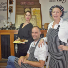 Rosa, junto a sus dos hijos, Amaya y Ángel, en el interior del restaurante, en Montamarta.-