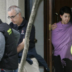 Alfondo Basterra y Rosario Porto a la salida de su domicilio en uno de los registros que realizó la Policía.-Foto: EL PERIÓDICO