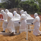 Sanitarios trasladan el cadáver de una víctima de ébola, el pasado marzo, en Monrovia (Liberia).-AP / Abbas Dulleh