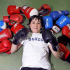 Isabel posa rodeada de guantes de boxeo en el gimnasio de San Pedro Regalado, donde entrena-J. M. LOSTAU