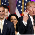 En candidato republicano a la Casa Blanca, Donald Trump, con su jefe de campaña, Corey Lewandowski.-REUTERS / JOE SKIPPER