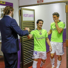 Carlos Suárez saluda a Pereira en la zona de vestuarios de Zorrilla.-Miguel Ángel Santos