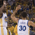 Durant y Curry se felicitan por la victoria ante los Spurs (113-111).-