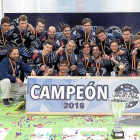Los jugadores y el cuerpo técnico del CPLV celebran el octavo título de Copa del Rey conquistado ayer en el polideportivo Canterac.-NURIA MONGIL