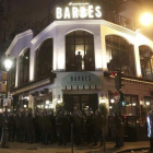 Policías antidisturbios frenta a una 'brasserie' durante la protesta contra la brutalidad policial, este miércoles, en París.-CHRISTIAN HARTMANN