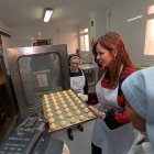 Silvia Clemente, presidenta de las Cortes de Castilla y León, horneando una bandeja de pasteles.-EL MUNDO