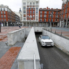 Un vehículo sale del aparcamiento de la Plaza Mayor en dirección a la calle Jesús.-J.M. LOSTAU