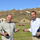 José Gordón y Luis Miguel Seco con sus vinos, Elchano y Baltasar delante de bodegas de la arquitectura del Valle de Jamuz. / ÓSCAR DE LA HUERGA
