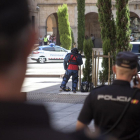 Una maleta abandonada obliga a intervenir a los Cedax en la Gran Vía de Salamanca.-ICAL