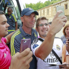 Dos aficionados del Real Madrid se hacen un ‘selfie’ con el técnico del Real Madrid B, Zinedine Zidane, justo a su llegada a Medina de Rioseco.-J. M. Lostau