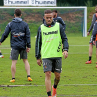 El delantero blanquivioleta Roger, en primer plano durante el entrenamiento de ayer.-Pablo Requejo