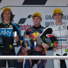 Brad Binder, en el centro, con Niccoló Bulega, izquierda, y Francesco Bagnaia, en el podio de Moto3.-AFP / JORGE GUERRERO