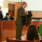 León de la Riva se dispone a sentarse para testificar ante la mirada de su exconcejal  de Urbanismo García de Coca.-J.M. LOSTAU