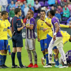Roger y Mojica reclaman al colegiado tarjeta roja para David Simón por golpear a Peña, que yace en el suelo-J.M. Lostau