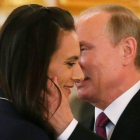 Putin, presidenta de Rusia, conversa con la atleta rusa de salto con pértiga Yelena Isinbayeva-REUTERS