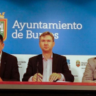 El portavoz de Cs en el Ayuntamiento de Burgos, Vicente Marañón; el portavoz del PP en el Ayuntamiento de Burgos, Javier Lacalle, y el portavoz de Vox en el Ayuntamiento de Burgos, Ángel Martín, durante su comparecencia-ICAL
