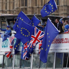Manifestantes antibrexit con banderas de la UE en un trayecto por el Támesis, en Londres, el 19 de agosto.-/ REUTERS / LUKE MACGREGOR