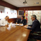 El consejero de Fomento y Medio Ambiente, Juan Carlos Suárez-Quiñones, y el presidente de la Asociación Nacional de Especialistas Profesionales en Protección Civil y Emergencias, Blas Castrillo, firman un protocolo de colaboración.-ICAL