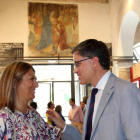 El director de Patrimonio Cultural, Enrique Saiz, visita la restauración de las pinturas en las Reales Carnicerías de Medina del Campo (Valladolid). Junto a él, la alcaldesa de Medina del Campo, Teresa López-ICAL